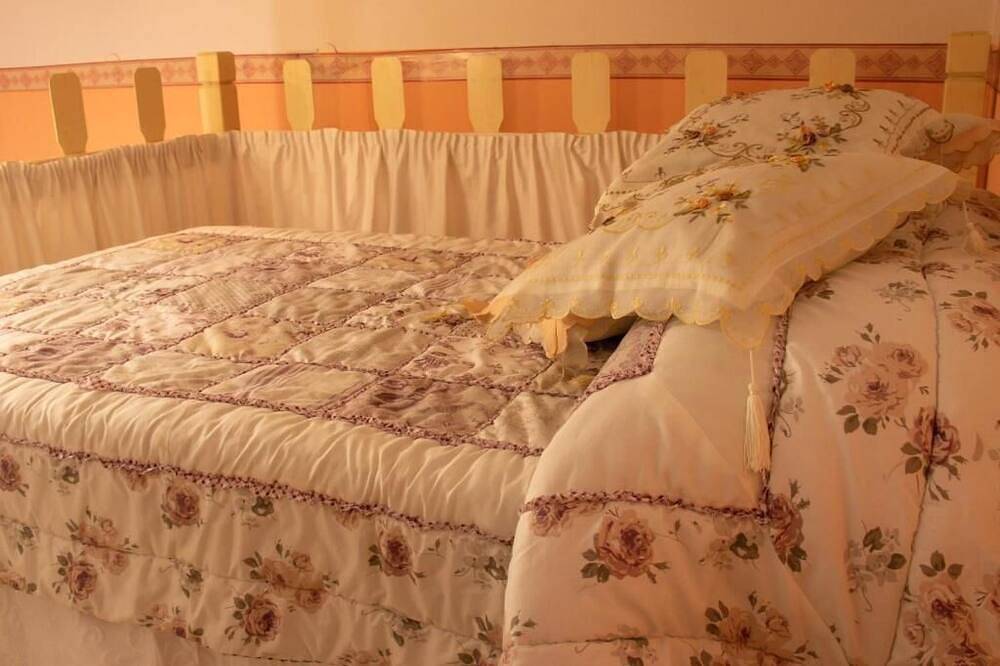 Beb \"Ziu Antoi and Aunt Srivia\" in Sestu, Campidano