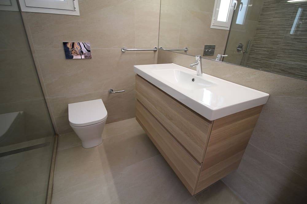 Appartement entier, New Listing! Renovated apartment 3 minute walk to the beach  Julieta 4 in Son Xoriguer, Ciutadella