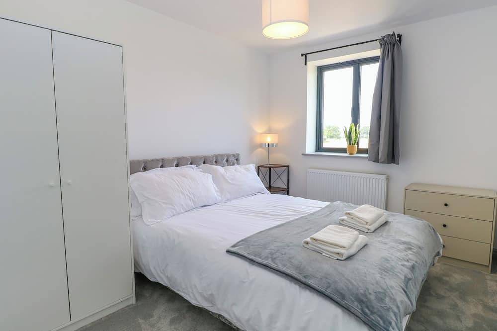 Henham 3 Bernaleen Cottages, pet friendly, with hot tub in Docking in Docking, Norfolk