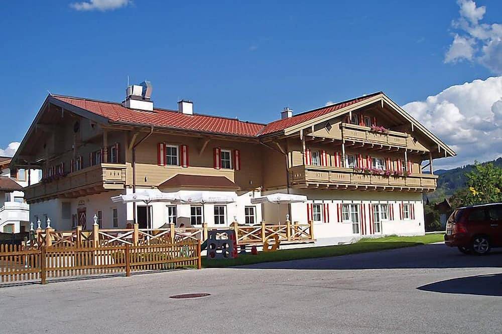 Geheel appartement, Hofresidenz by Interhome in Altenmarkt im Pongau, Ski Amadé