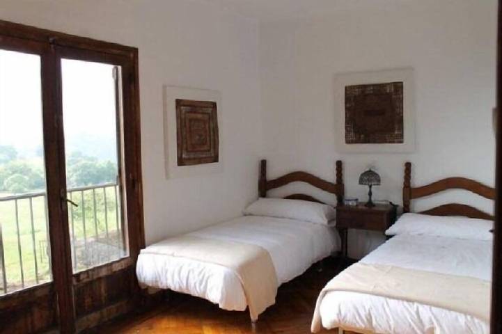 Casa rural (alquiler íntegro)14 personas. Mínimo 2 noches. En Verano 7 noches in Grado, Cordillera Cantábrica