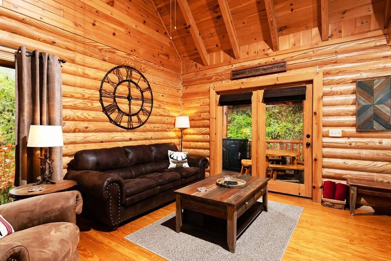 Entire apartment, Cozy Upscale Cabin w/Fireplace, Hot Tub  in Cove Creek Cascades, Sevier County