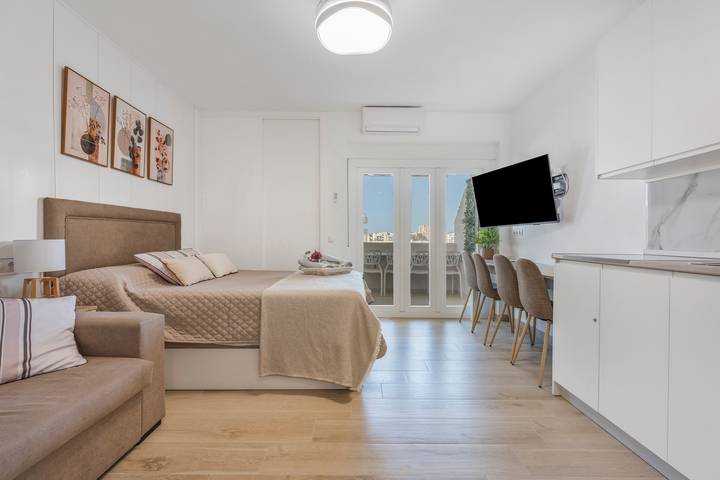 Entire studio, 'Benal Beach Sea View' Studio with Pool, Wi-Fi, and Air Conditioning in Torrequebrada, Benalmádena
