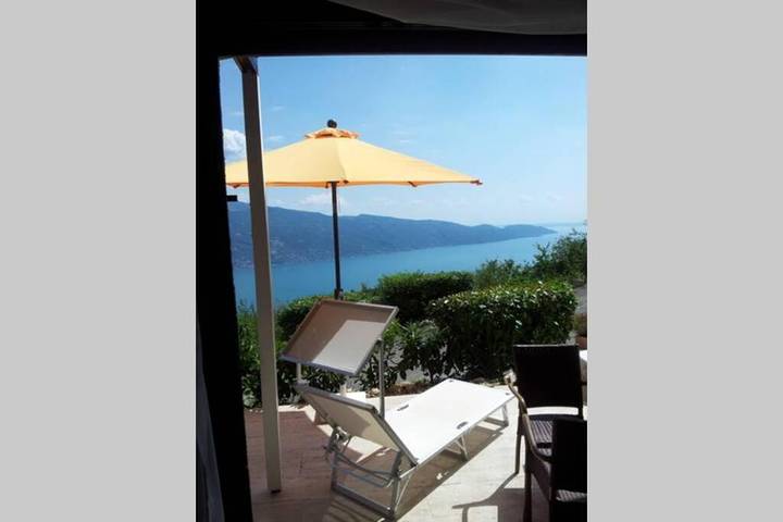 Bungalow per 5 persone, con vista lago e panorama nonché giardino e piscina in Lombardia