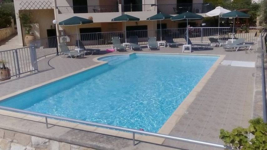Gîte pour 3 personnes, avec piscine ainsi que vue et jardin dans Almirida - 2