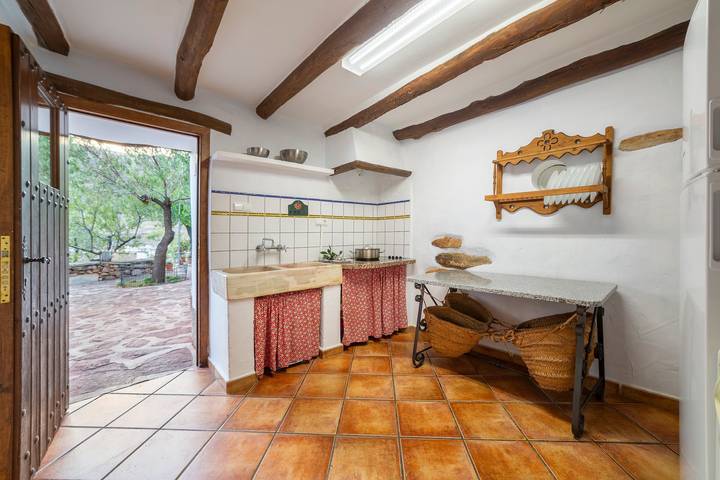 Holiday Home 'Casa Rural La Curiosa' with Mountain View, Shared Pool and Wi-Fi in Laroya, Cordillera Penibética
