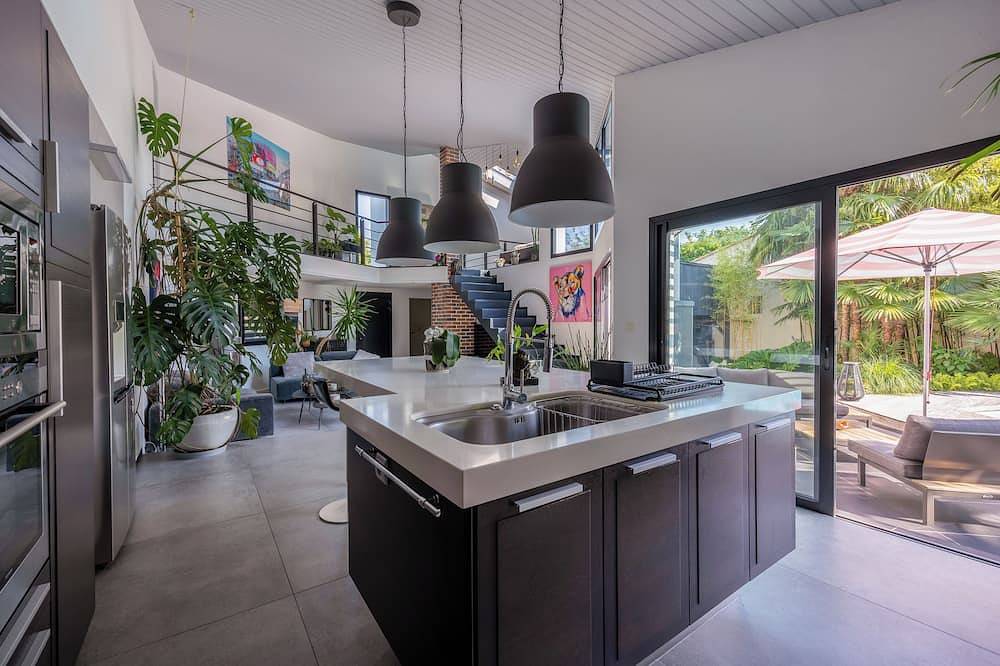 Contemporary house 180 M2 with swimming pool and jacuzzi tropical atmosphere in Lagord, La Rochelle region
