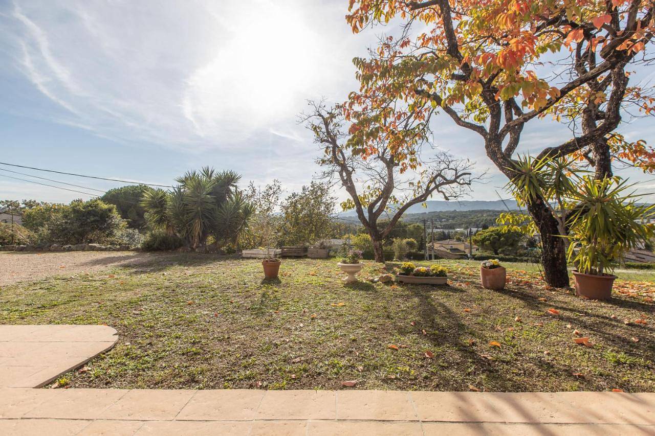 Appartement entier, Lb Vacation Rentals I Quiet Large 3-Bedroom Apartment with Terrace, Garden & Incredible Mountain View in Mouans-Sartoux, Côte méditerranéenne (France)