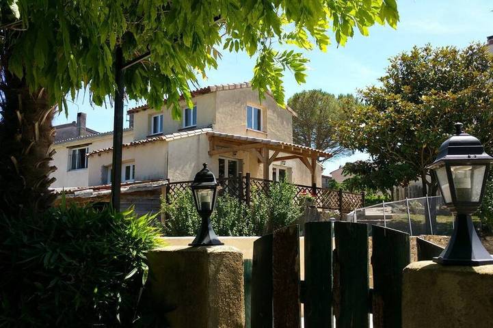 Gîte pour 4 personnes, avec terrasse ainsi que jardin et piscine