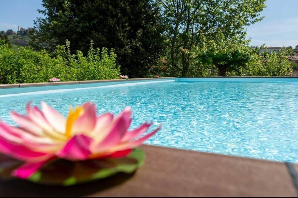 Ganze Wohnung, Ferienwohnung für 4 Personen mit Terrasse und Meerblick in Massarosa, Italienische Riviera