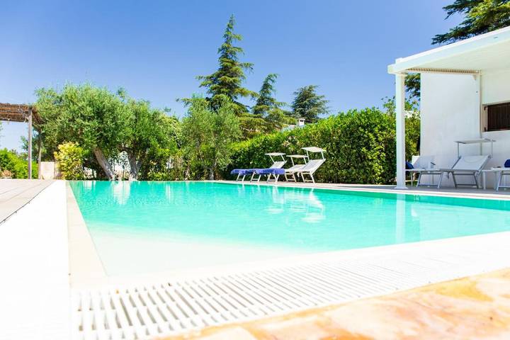 Trullo per 2 persone, con piscina e giardino nonché panorama a Monopoli