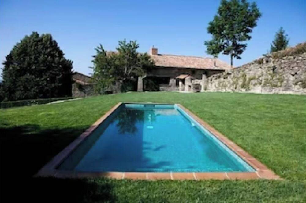 Self catering Mas Quintana de Ciuret for 35 people in Vidrà, Catalan Pyrenees