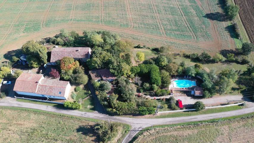 Gîte Le Tournesol – Vue Montagne, Piscine Partagée et Wi-Fi in Salles-sur-l'Hers, Région de Carcassonne