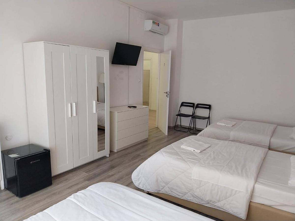 Basic Triple Room with Shared Bathroom in Bologne, Province de Bologne