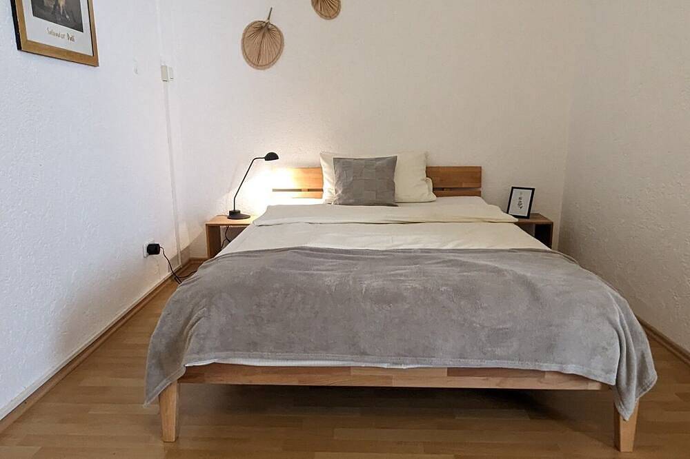 Ganze Wohnung, Geräumiges Doppelzimmer mit Bad und Frühstücksecke, zentral gelegen in Pforzheim, Nordschwarzwald