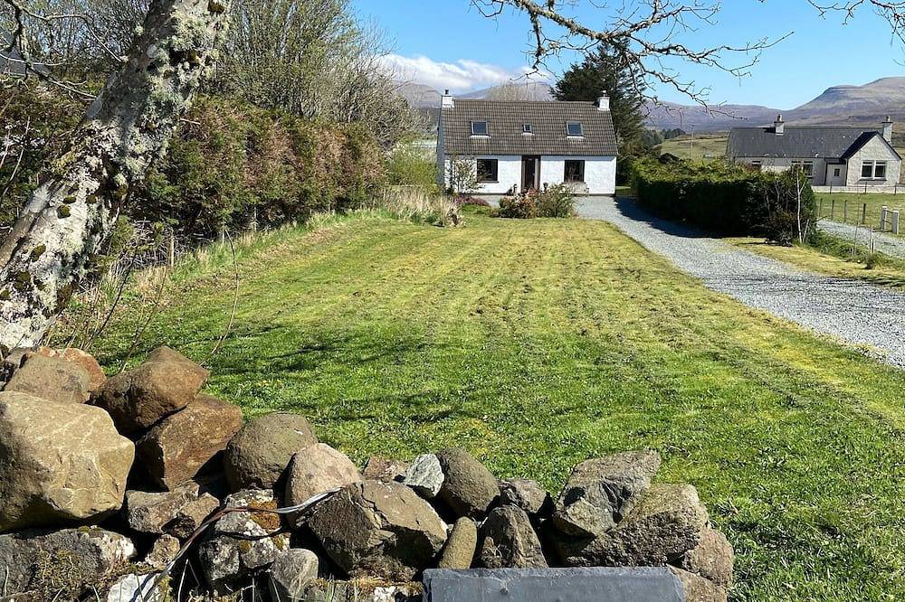 Traditionelles Croft House mit eigenem Garten und Bergblick. in Bernisdale, Highlands