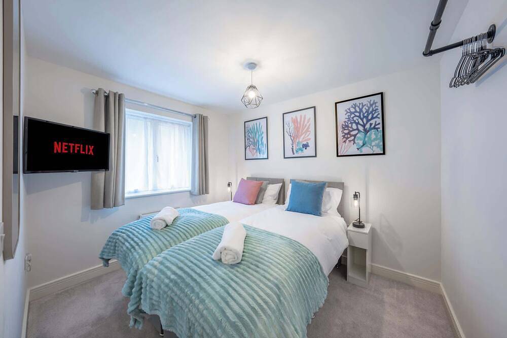 3 Br House | Driveway Parking | Modern Comfort in Stevenage, Hertfordshire