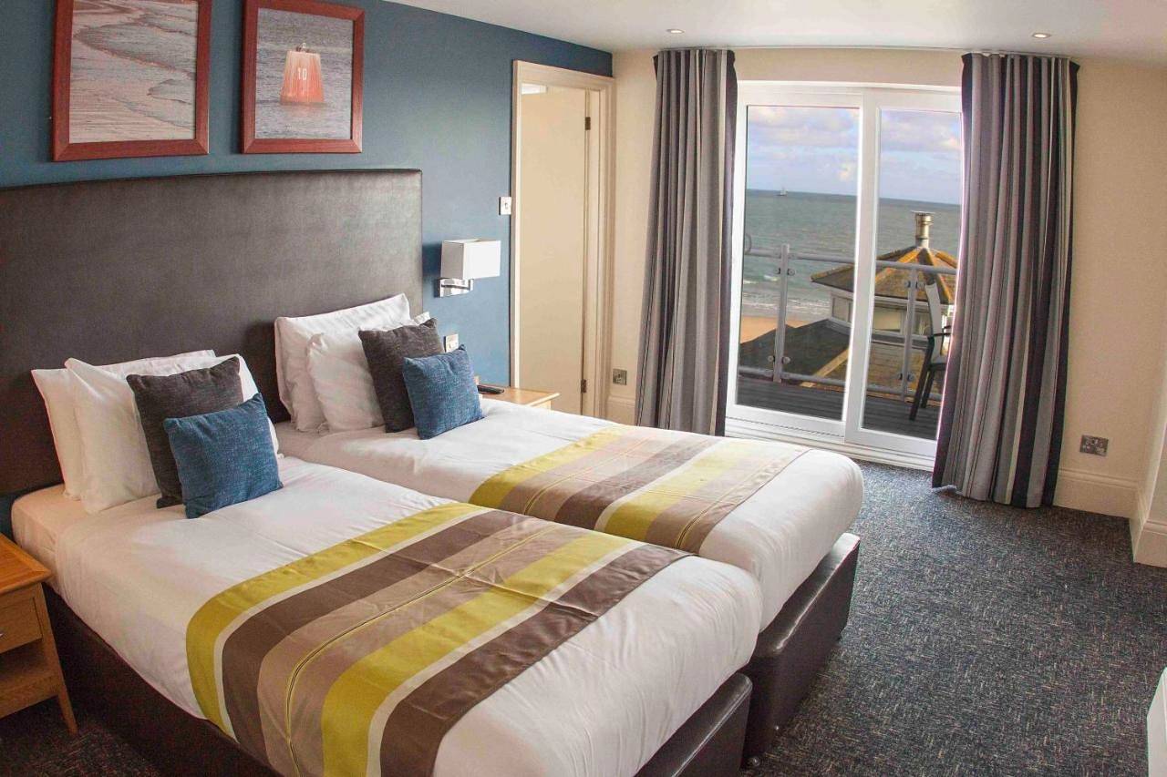 Hotel for 10 people with terrace in Sandbanks, Poole