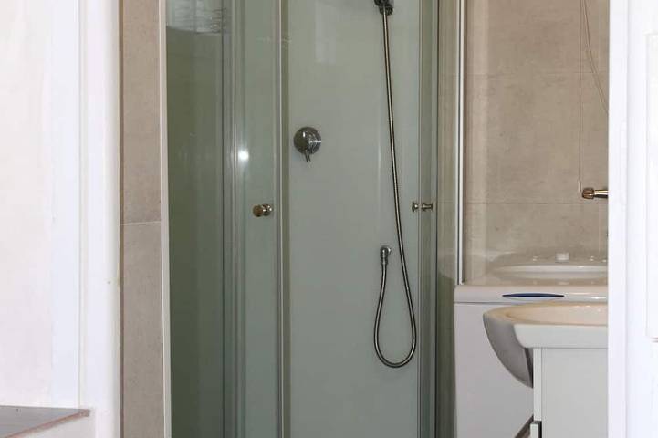 Apartamento entero, Estudio independiente en un edificio tranquilo con patio pequeño. in Vernet-les-Bains, Parque Natural Regional de los Pirineos Catalanes