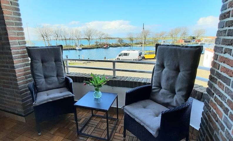 Ferienwohnung für 3 Personen, mit Balkon und Seeblick in Orth