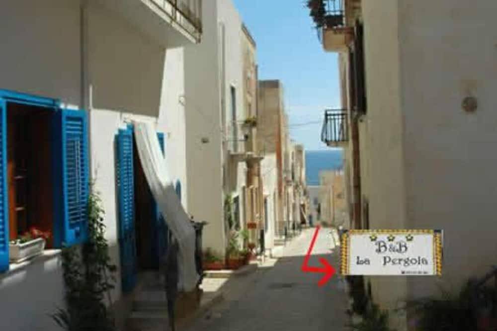 Entire apartment, Apartment 'Marettimo Con Vista Giardino' with Private Garden, Wi-Fi and Air Conditioning in Marettimo, Aegadian Islands