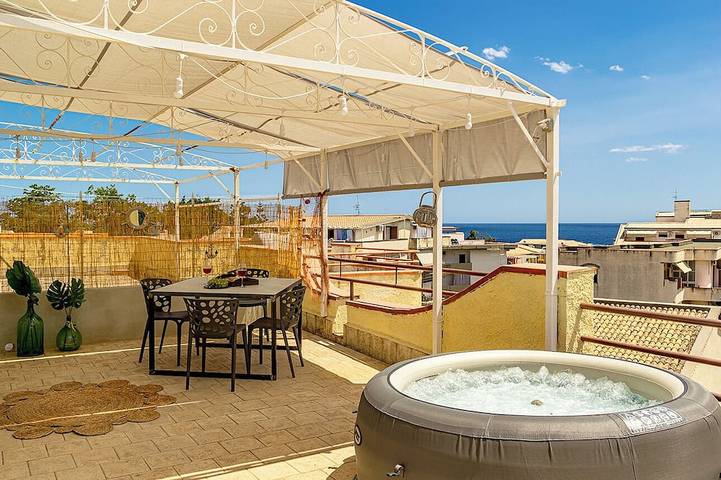 Ferienwohnung für 4 Personen, mit Balkon und Whirlpool in Giardini-Naxos