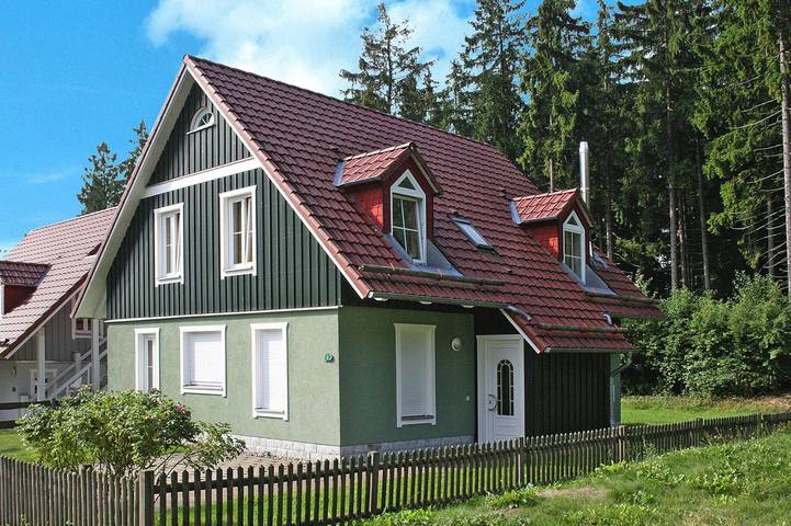 Chalet für 12 Personen, mit Balkon und Whirlpool sowie Terrasse und Garten in Sachsen-Anhalt