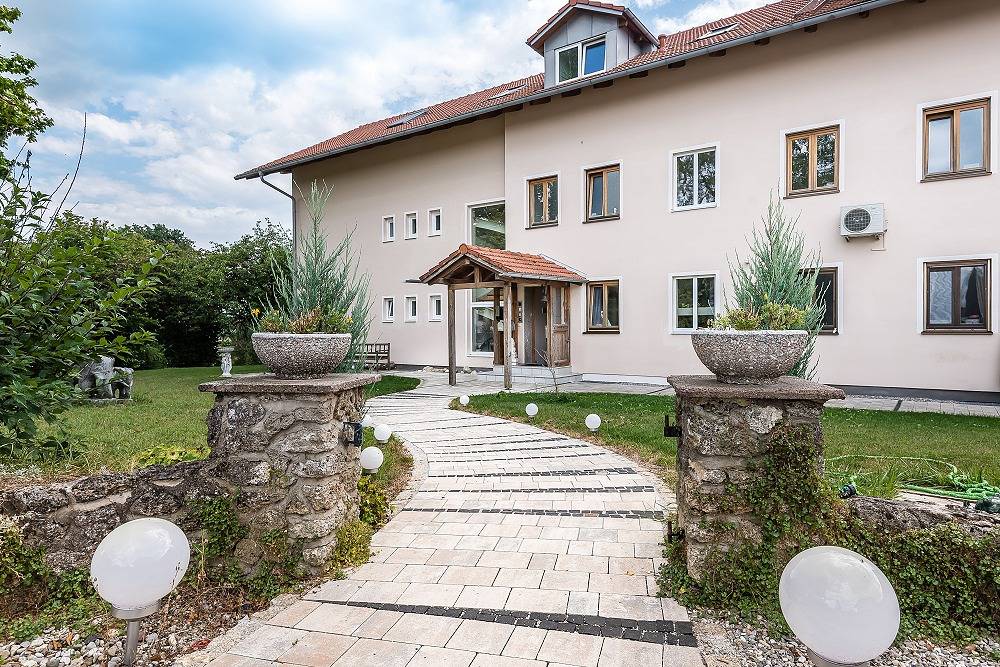 Ganze Ferienwohnung, Ferienwohnung The Old Farmhouse - voll ausgestattete Ferienwohnung mit großer Terrasse, 60 m² in Breitbrunn (Edling), Edling