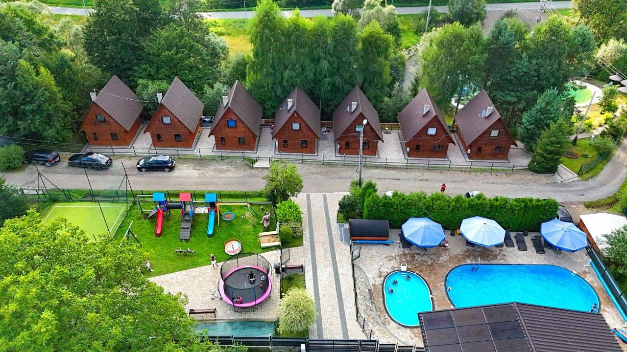 Ow "Domki Matiaszówka" z Podgrzewanymi Basenami, oczkiem wodnym, ogrodzonym placem zabaw i boiskiem in Karpaty (Polska)