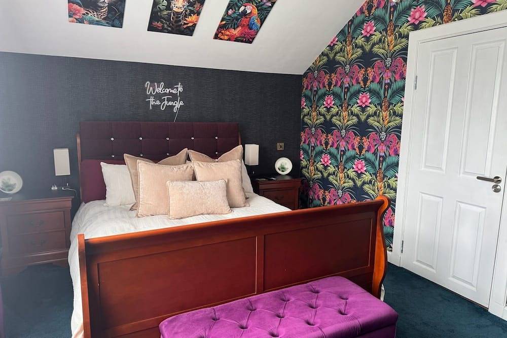 Entire apartment, Loch Lomond Villa The Jungle Room with a Private Hot Tub in Loch Lomond, Stirling region