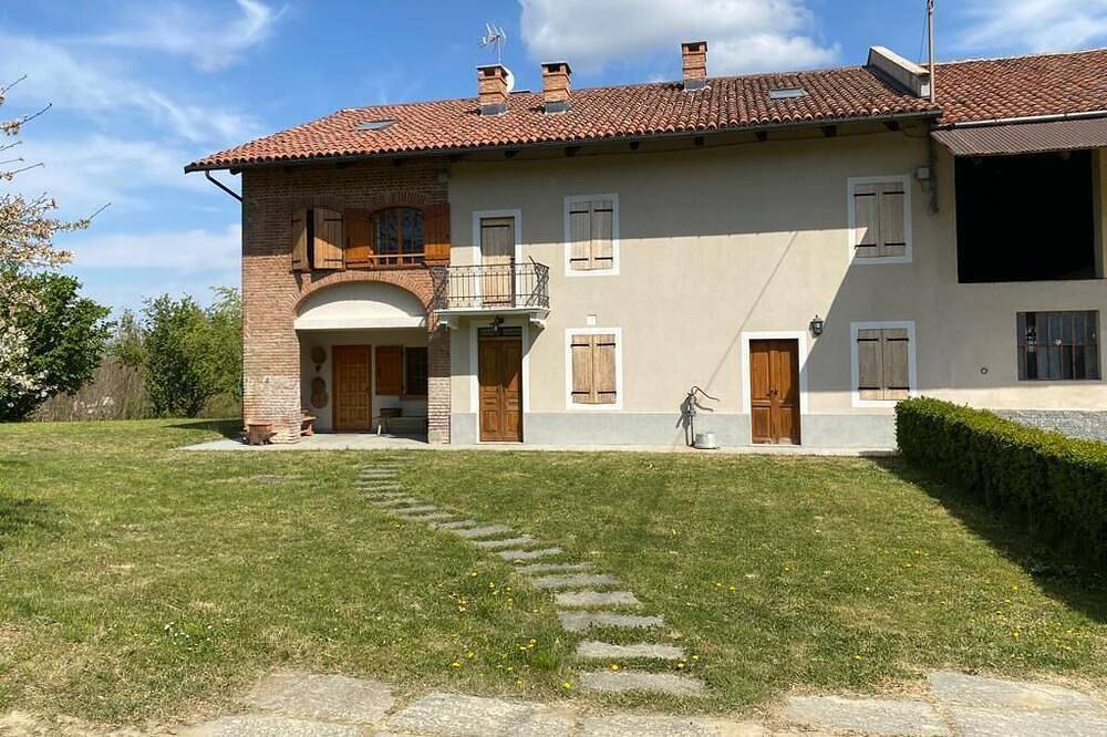 Frere's Little House in Ferrere, Province d'Asti