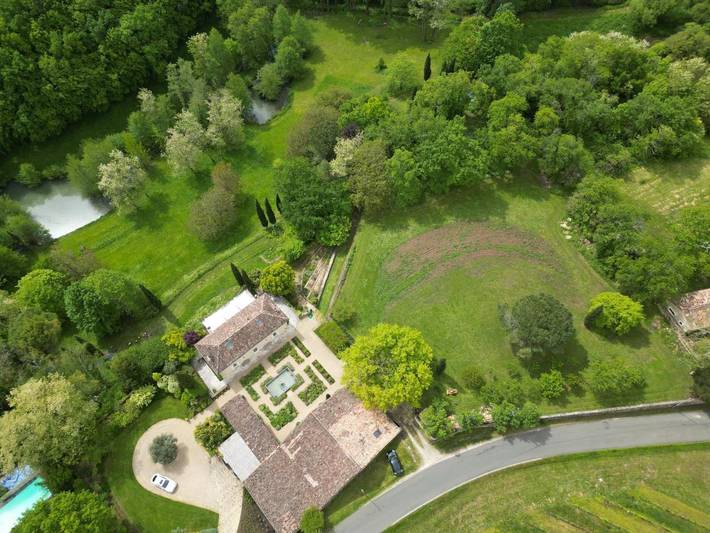 Location de vacances pour 12 personnes, avec Terrasse et Jardin ainsi que Piscine et Vue sur le lac à Saint-Vincent-de-Pertignas