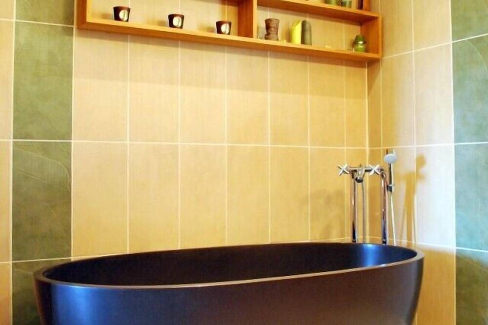 Large country house with swimming pool, Spa, terrace, garden, Wifi access 5 min from Sanary in Ollioules, Toulon region