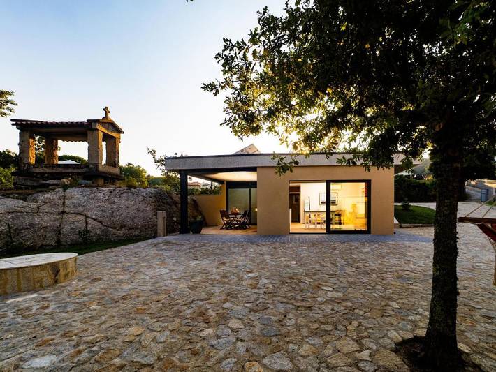 Location de vacances pour 2 personnes, avec Terrasse ainsi que Jardin et Vue dans Souto e Tabaçô
