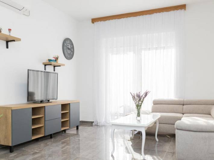 Mihael Holiday House - Three Bedroom Holiday Home with jacuzzi in Zadar Stadt, Zadar (Kommun)