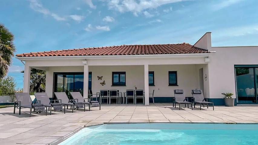 Location de vacances pour 9 personnes, avec jardin et piscine à Rieux-Minervois