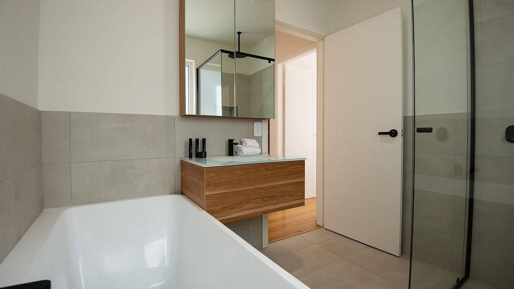 Lake Villavista - 4Br Luxury Townhouse l Pet Friendly l Lake Views l Wifi l Bbq in East Jindabyne, New South Wales