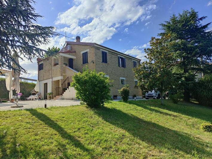 Ferienhaus für 6 Personen, mit Whirlpool und Terrasse sowie Garten und Ausblick in Montalto delle Marche