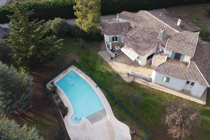 Location de vacances pour 10 personnes, avec jardin et jacuzzi à Saint-Geniès-de-Malgoirès