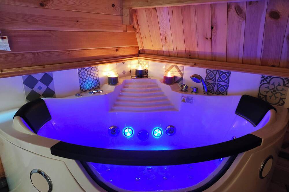 Fully-equipped wooden chalet with whirlpool bath in Rillieux-la-Pape, Lyon region