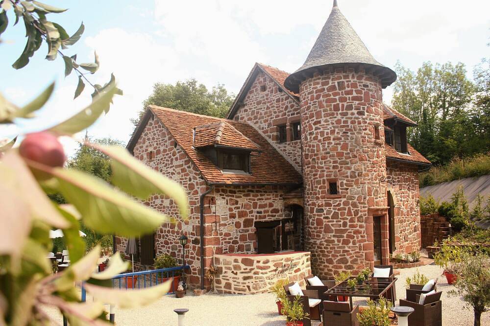 Luxurious 17th century mill entirely renovated.jakuzzi,Clim,wifi swimming pool. in Collonges-la-Rouge, Brive-la-Gaillarde region