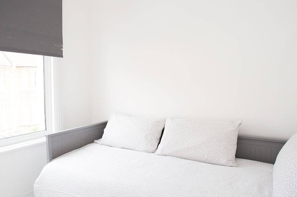 York House - Sleeps 12 beach road with sea views in Worthing, West Sussex