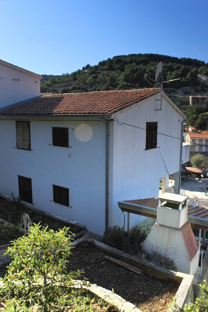 Ganze Wohnung, 2-Zimmer-Ferienwohnung mit Terrasse und Meerblick Stomorska, Solta -a in Stomorska, Solta