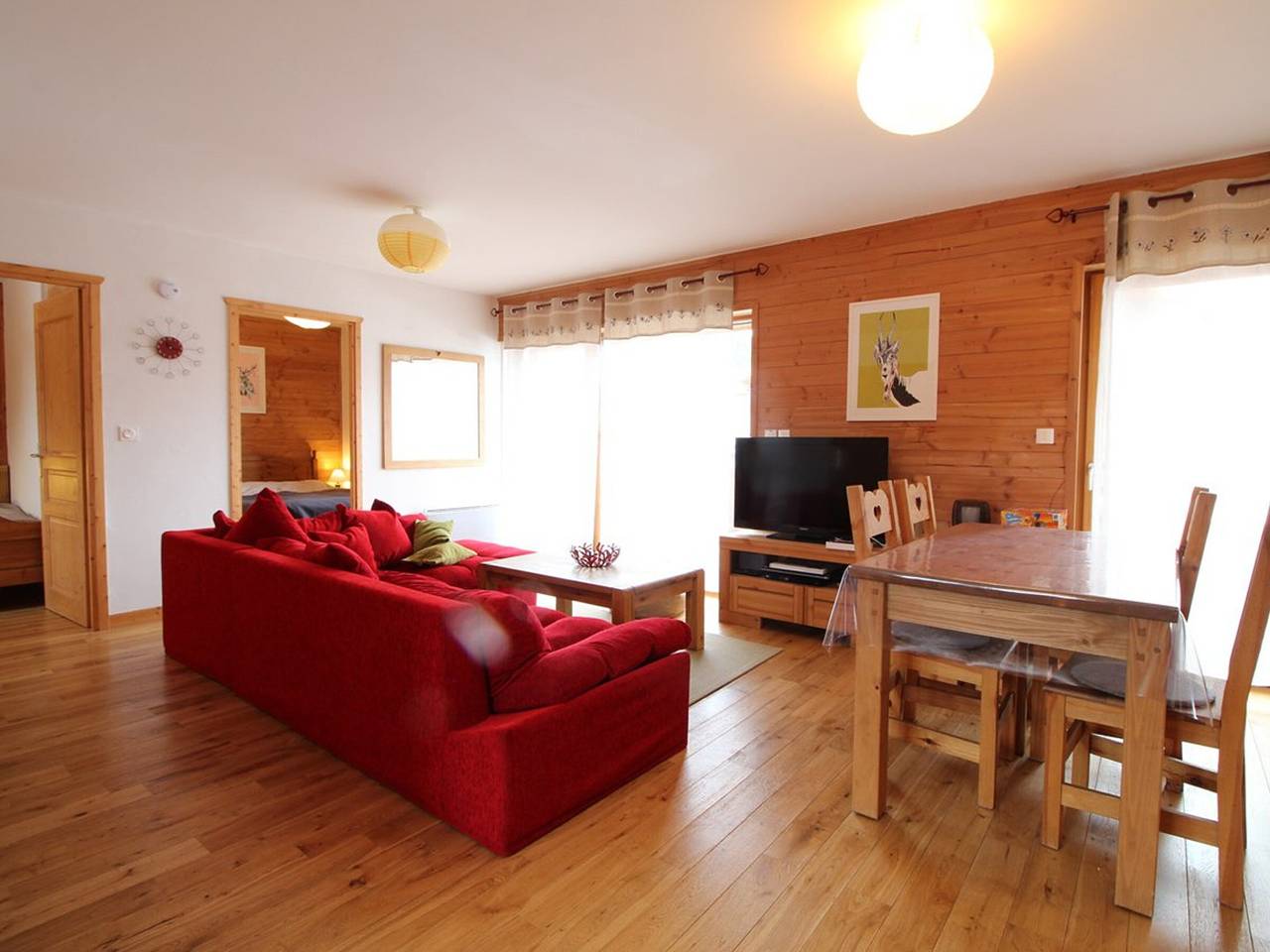 Geheel appartement, Cozy 2Br Apartment: Garden, Wifi, Parking, Near Shops & Ski Slopes in Les Carroz, Arâches-la-Frasse