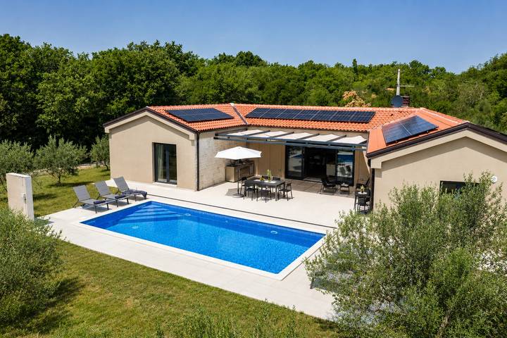 Villa für 6 Personen, mit Pool und Terrasse sowie Garten in Kaštel (Plovanija)