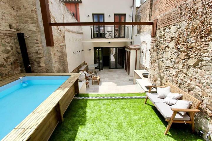 Location de vacances pour 8 personnes, avec balcon ainsi que piscine et jardin à Alella