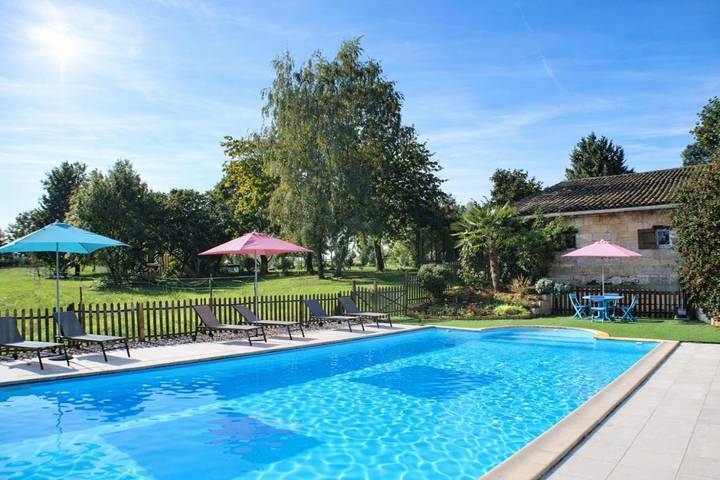 Location de vacances pour 5 personnes, avec piscine ainsi que vue et jardin à Coutras - 4