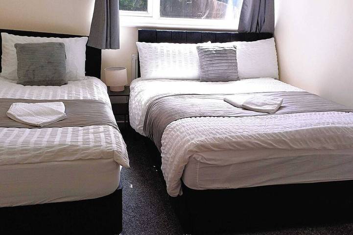 Superb Central Location-Station-Airport-Parking in Luton, Chiltern Hills