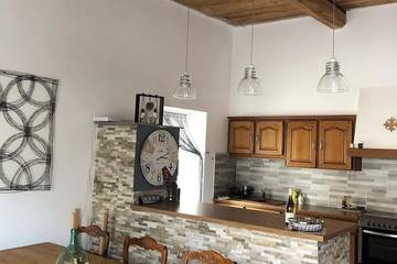 Gîte pour 8 personnes, avec terrasse à Escales