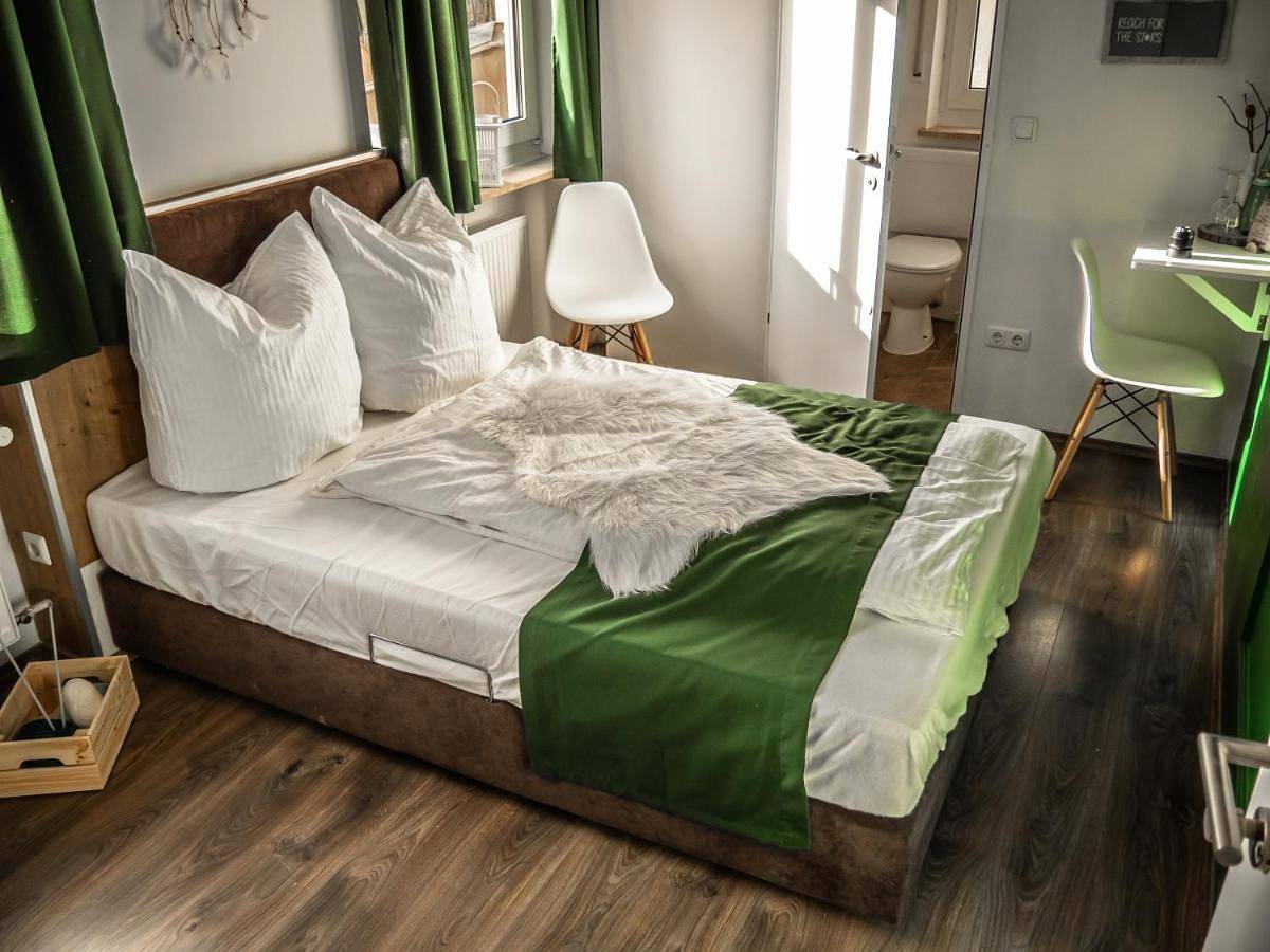 Single Room with Shower in Nuremberg, Frankenalb